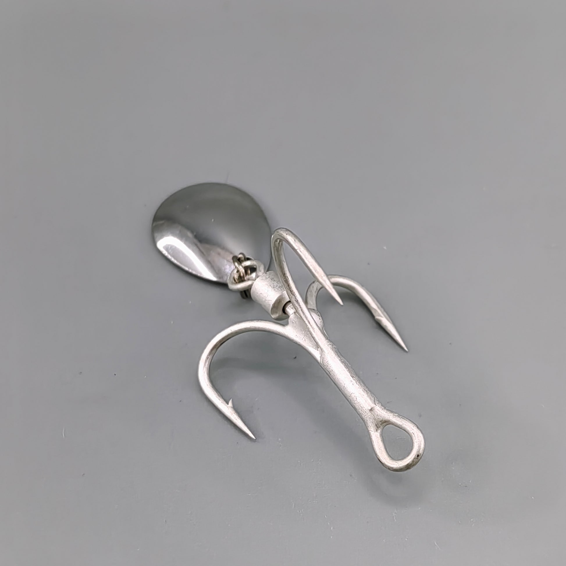 3x Strong Treble Hooks With Spinner